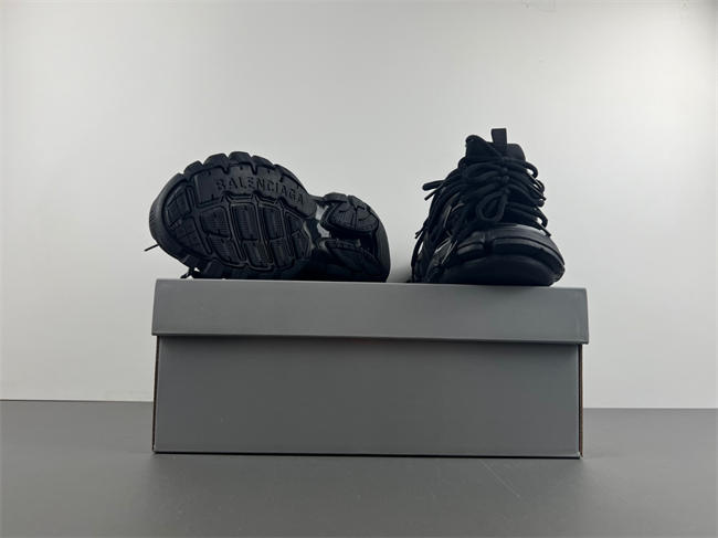 Ba*len*cia*ga runner、demna 786281 w3co1 1000