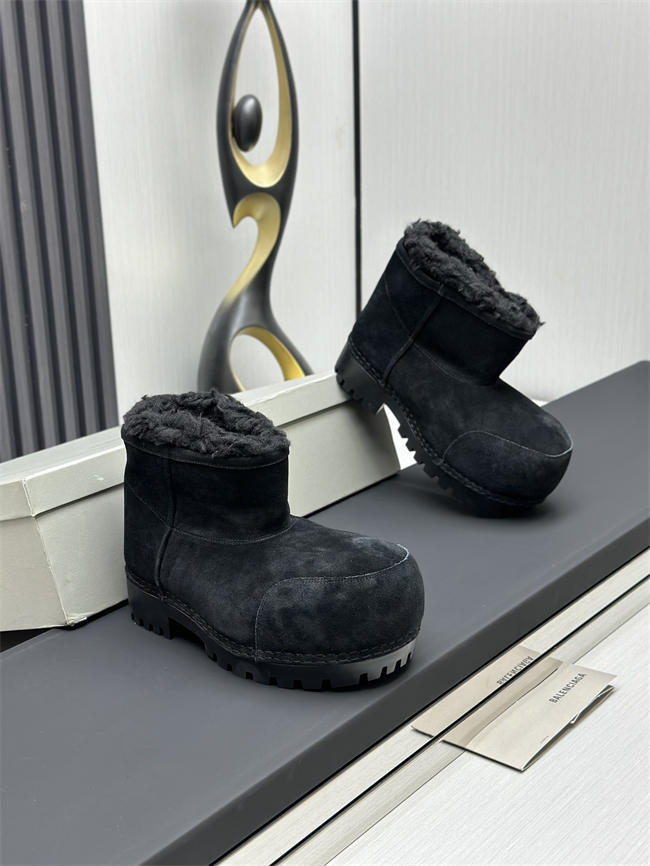 Ba*len*cia*ga alaska fur boot