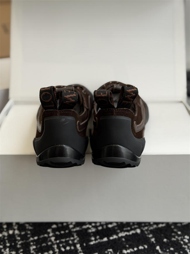 L0ew* sneaker