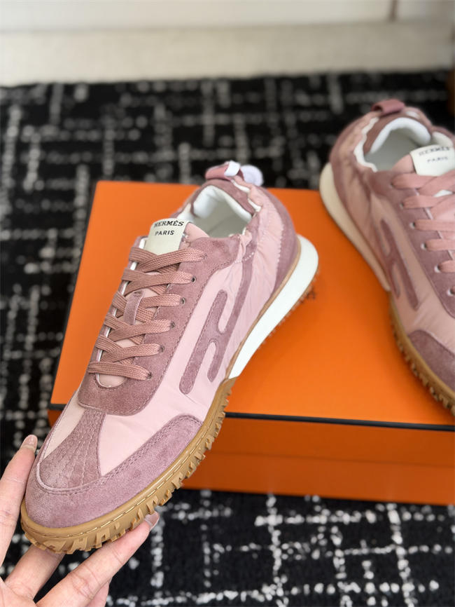 H**me5 sneaker