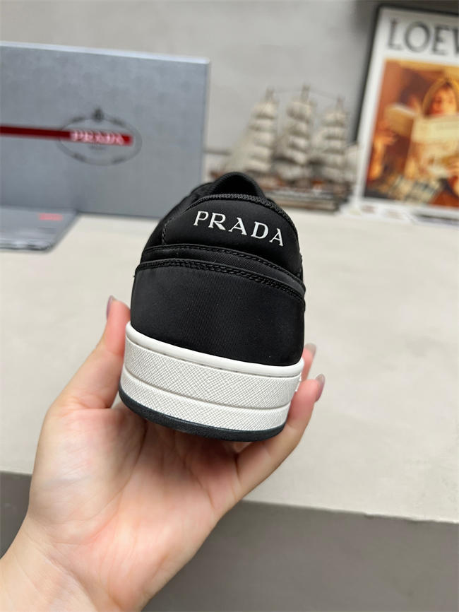 Pra*a sneaker