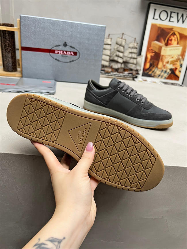 Pra*a sneaker
