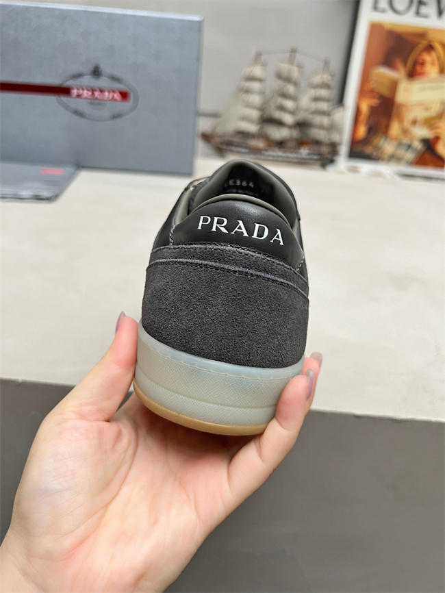 Pra*a sneaker