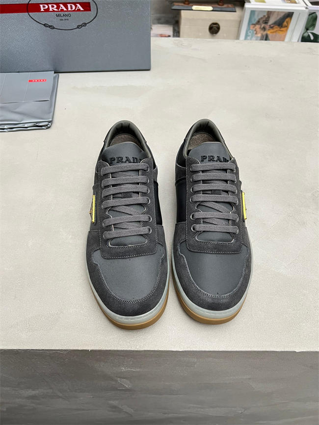 Pra*a sneaker