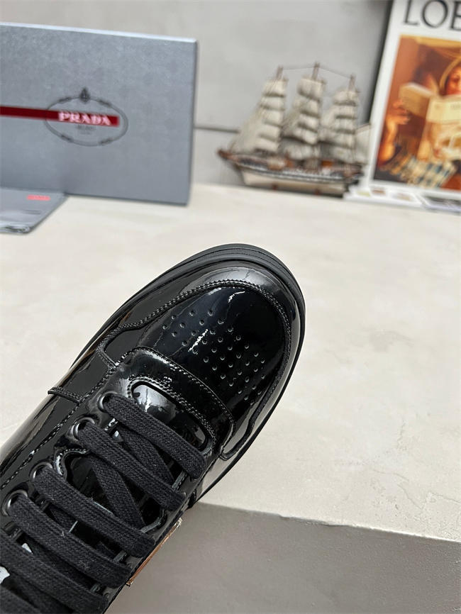 Pra*a sneaker