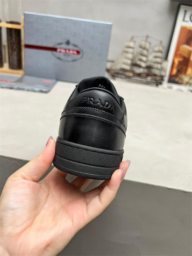 Pra*a sneaker