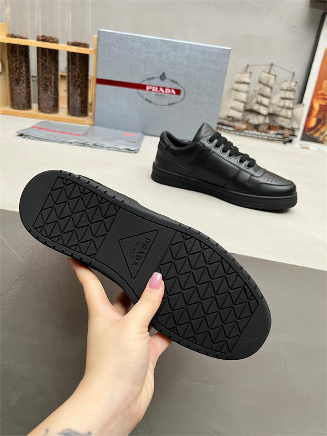 Pra*a sneaker