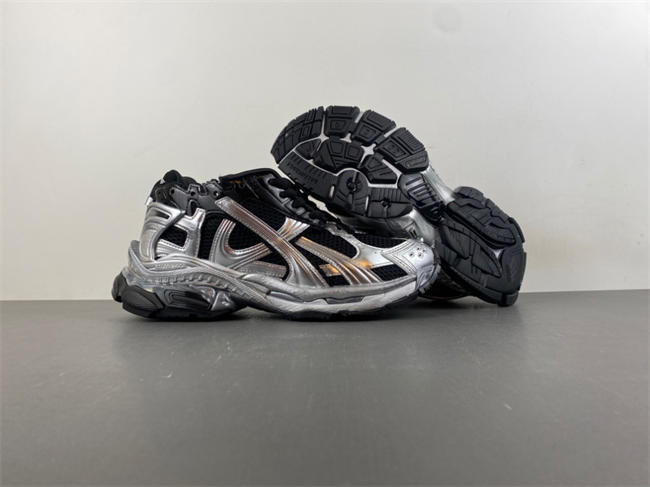 Ba1en*iaga runner 853225 wrnld 1125