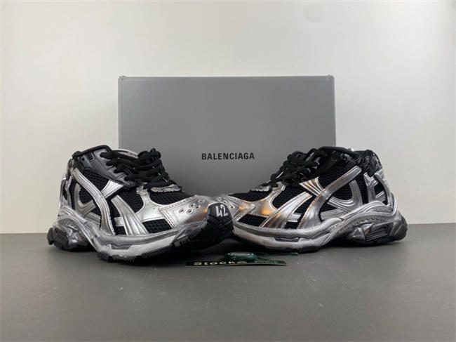 Ba1en*iaga runner 853225 wrnld 1125