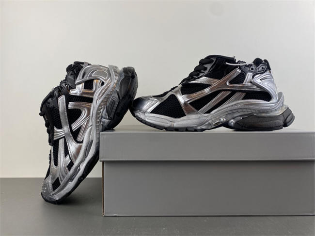 Ba1en*iaga runner 853225 wrnld 1125