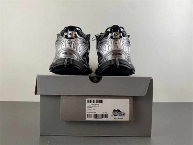 Ba1en*iaga runner 853225 wrnld 1125